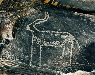 Pré-história, arte rupestre: pedra tumular da representação de um antílope. Idade da Pedra 5000-2000 AC. Taghit, planalto Haut du Hoggar (Ahaggar), Argélia