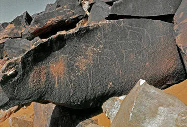 Pré-história, arte rupestre: pedra tumular da representação do gado. Estilo tazina. Idade da pedra 5000-2000 AC. Taghit, planalto Haut du Hoggar (Ahaggar), Argélia