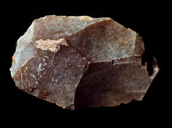 Pré-história: raspador cortado na pedra. Paleolítico Superior, Madalena. Verone, Museo Civico di Storia Naturale, Itália