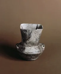 Pré-história: vaso de abertura quadrada com grafite neolítico da Caverna Delle Arene em Candide (Ligúria). Pegli, Museo Villa Pallavicini