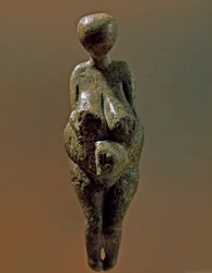 Pré-história: estátua da mulher gravetariana do local de Kostenki (Voronezh Oblast). 30000-25000 AC Paleolítico Superior, Idade da Pedra. São Petersburgo, Pedro, o Grande Museu de Antropologia e Etnografia, Rússia