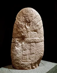 Pré-história: menhir de estatueta. Idade da pedra, neolítico. Saint Germain en Laye, Museu de Antiguidades Nacionais