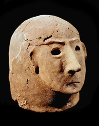 Pré-história: cabeça de terracota da necrópole de Cancelli. Civilização dos Apeninos (ou Idade do Bronze italiana). 1400-1300 a.C. Perúgia, Museu Arqueológico Nacional da Úmbria