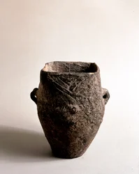 Pré-história: vaso de terracota com abertura quadrada da era neolítica da Caverna Delle Arene em Candide (Ligúria). Pegli, Museo Villa Pallavicini