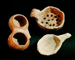 Pré-história: vários objetos e acessórios de mesa (coador, pote). Civilização dos Apeninos (ou Idade do Bronze italiana). 1400-1300 a.C. Perúgia, Museu Arqueológico Nacional da Úmbria