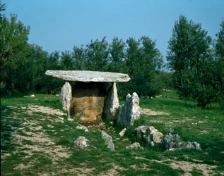 Pré-história: vista do dólmen de Chianca com o seu corredor de entrada. Idade da Pedra, Neolítico. Século VI-XIII AC. Bisceglie, Puglia, Itália.