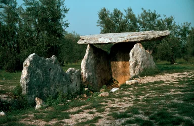Pré-história: vista do dólmen de Chianca com o seu corredor de entrada. Idade da Pedra, Neolítico. Século VI-XIII AC. Bisceglie, Puglia, Itália.