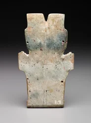 Reverso de uma placa antropomórfica, possivelmente a serpente de fogo, período pré-clássico, 800-400 aC (serpentina e cinábrio)