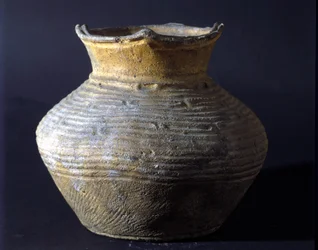 Frasco de terracota do período Jomon (período da pré-história no Japão). Roma, Museu Nacional de Arte Oriental.