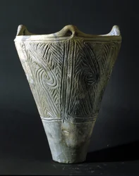 Vaso de terracota do período Jōmon (período da pré-história do Japão). Roma, Museu Nacional de Arte Oriental.