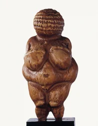 A Vénus de Willendorf. Estatueta de calcário que representa uma mulher com formas muito desenvolvidas. 23000 AC (pedra calcária)