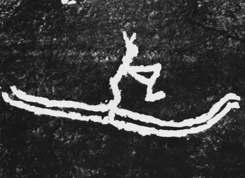 A representação plástica mais antiga do esqui: gravura rupestre em Roedoey Tjoetta no norte da Noruega, descoberta por Gostrom Cjessing em 1933 e datada de cerca de 4000 AC.