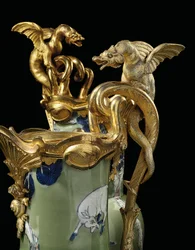 Um par de velas Luís XV, porcelana 1662-1722, montagens c.1745-49 (porcelana montada em Ormolu)
