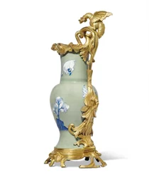 Uma de um par de velas Luís XV, porcelana 1662-1722, monta c.1745-49 (porcelana montada em ormolu)
