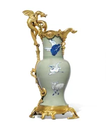 Uma de um par de velas Luís XV, porcelana 1662-1722, monta c.1745-49 (porcelana montada em ormolu)