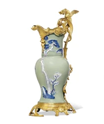 Uma de um par de velas Luís XV, porcelana 1662-1722, monta c.1745-49 (porcelana montada em ormolu)