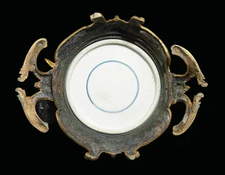 Uma de um par de velas Luís XV, porcelana 1662-1722, monta c.1745-49 (porcelana montada em ormolu)