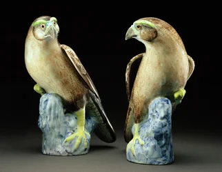 Um par de famille rose falcões (porcelana)