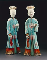 Um par de figuras femininas, período de Qianlong, 1736-95 (porcelana)