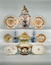 Vaso Balaústre Imari; Prato de armadura de Rosa Mosqueta, c.1724; Cobre e cobre a terrina da Rosa Familiar; Dois vasos de tulipas azuis e brancos; Prato de armadura Rosa Familiar; Prato Imari de Cornelius Prenk; Prato oblongo Rosa Familiar; Canteiro hexago