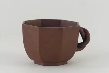 Taça octogonal, Chengzhai, provavelmente do século XIX (argila grés não vidrada)