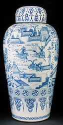 Um de um par de vasos azuis e brancos para soldados.