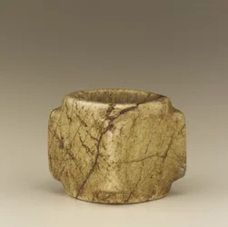 Cilindro quadrado, oco, do tipo tsung (calcita)