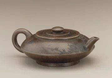 Bule com marca falsa de Gong Chun, Yixing, província de Jiangsu (grés não vidrado)