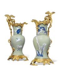Um par de velas Luís XV, porcelana 1662-1722, montagens c.1745-49