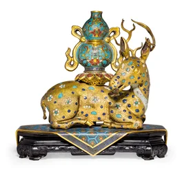 Um par de cervos reclinados (cobre dourado e esmalte cloisonné)