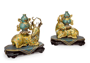 Um par de cervos reclinados (cobre dourado e esmalte cloisonné)
