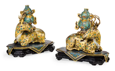 Um par de cervos reclinados (cobre dourado e esmalte cloisonné)