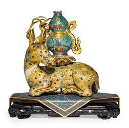 Um par de cervos reclinados (cobre dourado e esmalte cloisonné)