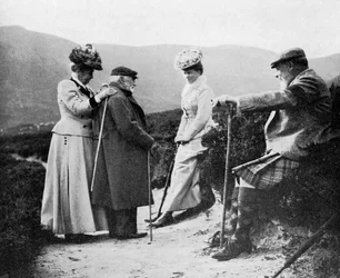 Rei Edward VII 1841-1910, Princesa Mary, Lady Katherine Coke e Capitão Galês, 1908.