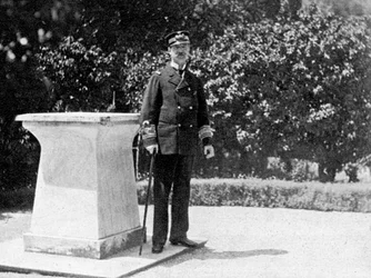 Rei George I da Grécia 1845-1913 em seu jardim em Atenas, 1908.