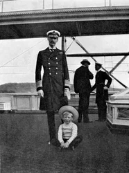 Rei Haakon VII da Noruega 1872-1957 com seu filho Olav 1903-1991, 1908.