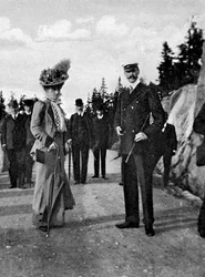 Rei Haakon VII da Noruega 1872-1957 com sua esposa, rainha Maud 869-1938, 1908.