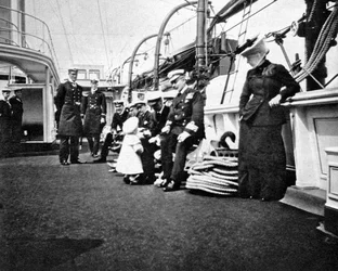 Príncipe Olav 1903-1991, o futuro rei Olav V da Noruega, conversando com oficiais da Marinha, 1908.