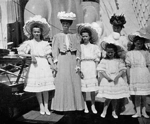 Mãe, irmã e filhos do czar Nicolau II 1868-1918 da Rússia, 1908.