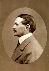 Robert Smythe Hichens, jornalista e romancista inglês, 1908.