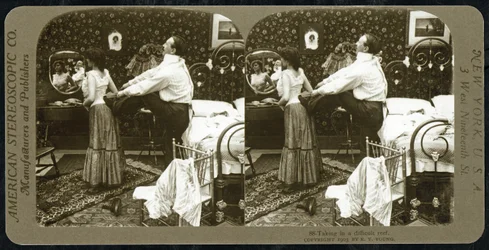 Cartão estereoscópico representando uma mulher a ser atada a um espartilho, publicado pela American Stereoscopic Company