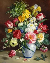 Tulipas, rosas, narcisos e outras flores em um vaso azul e branco