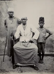 Homem e dois meninos, Tanzânia (impressão de prata de gelatina)
