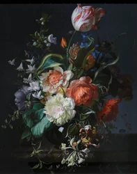 Flores num vaso de vidro com uma tulipa