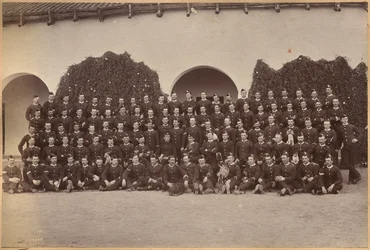 B. c/o Regimento de Devonshire, Jhansi (anverso)