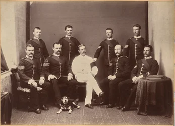 O capitão Watkins e os sargentos