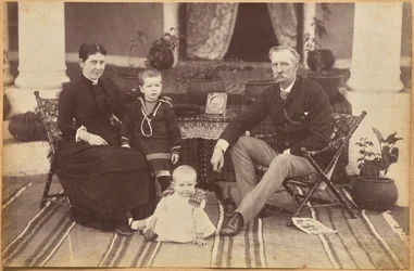 Coronel Carpendale e família, Neemuch (recto, em baixo)