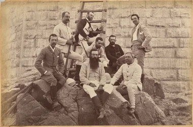 Pessoal dirigente da Messrs. Glover & Co. na ponte de Sindh (recto, em cima)