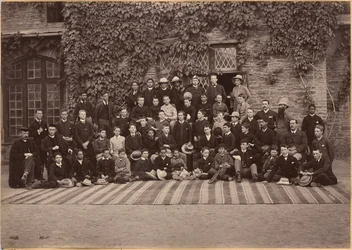 Alunos e pessoal do ensino médio, Bishop Cotton School, Shimla (verso)