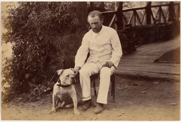 Robert Hotz, Esquire, e buldogue